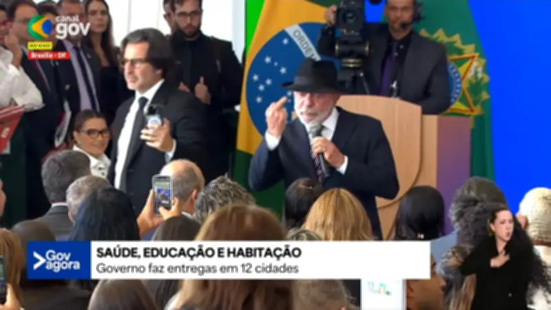 Lula mostra dedo do meio e diz que pobre merece coisas boas