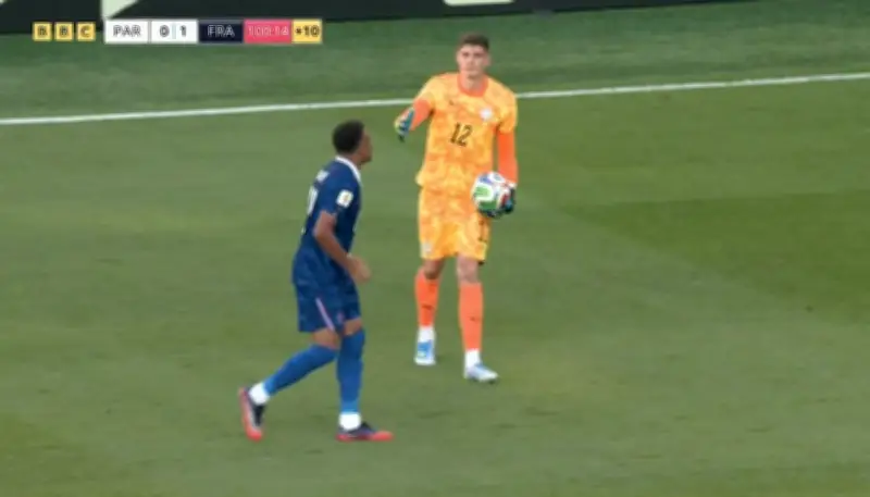 Mbappé ignora goleiro do Paraguai e provoca confusão na Copa