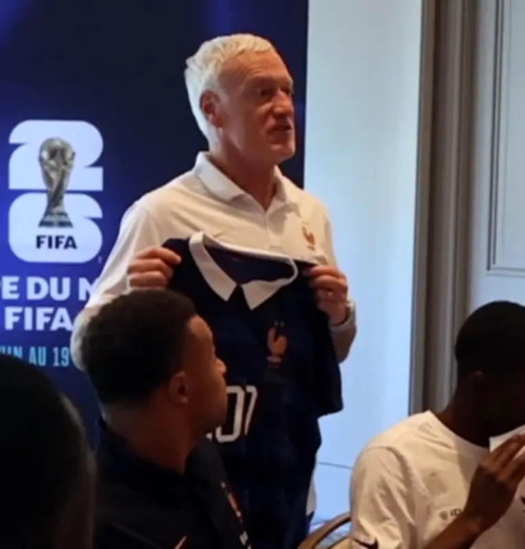 Mbappé recebe camisa especial de Deschamps pelos 100 jogos pela França