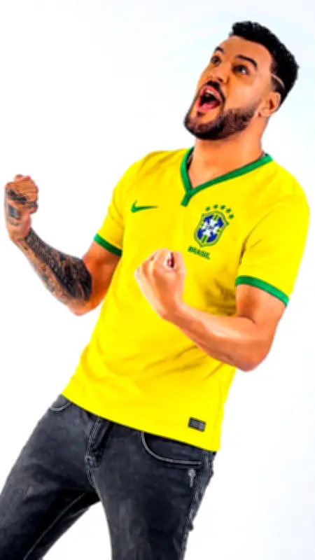 Mc Créu celebra hit 'Dança do Créu' como tema da torcida brasileira na Copa