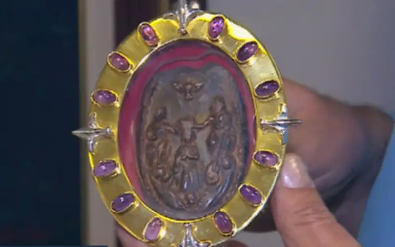 Medalhão de 9 cm que deu origem à Romaria do Divino Pai Eterno é mostrado ao vivo pela 1ª vez