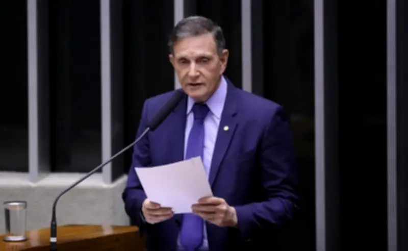 Mendonça concede liminar e Crivella fica apto ao Senado no Rio