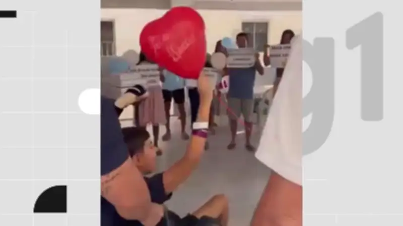Menino atacado por tubarão tem alta e é recebido com festa em casa