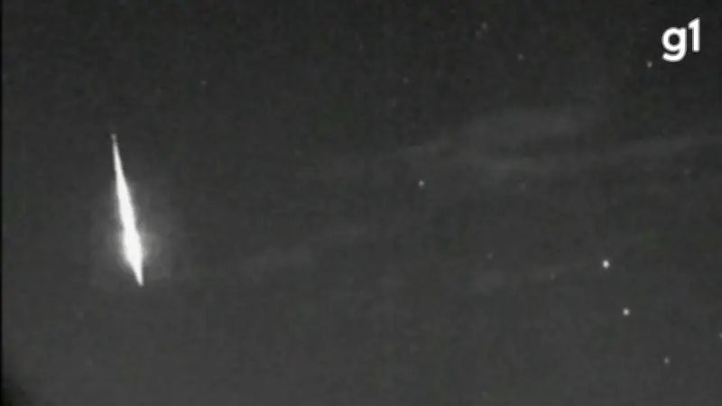 Meteoro com brilho intenso cruza o céu do Rio Grande do Sul