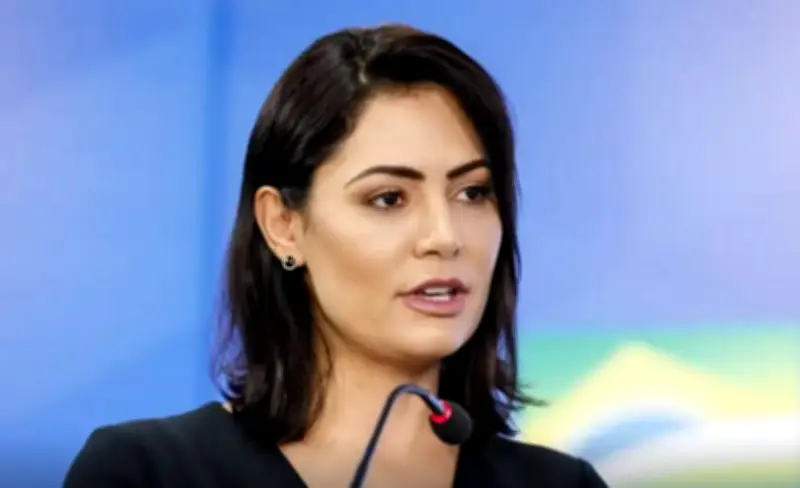 Michelle Bolsonaro rebate críticas da base bolsonarista por elogio a programa de Lula