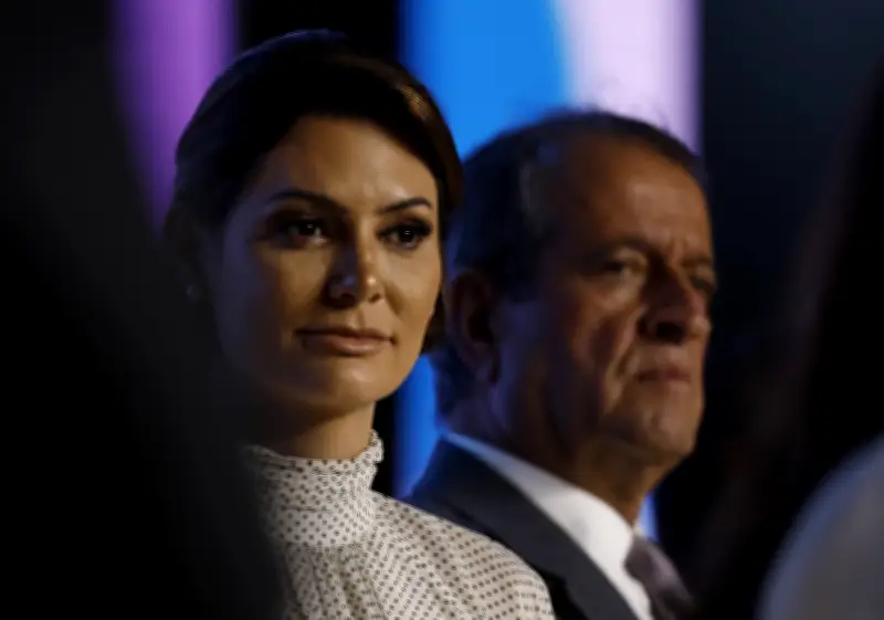 Michelle Bolsonaro se irrita com pedido de Valdemar Costa Neto