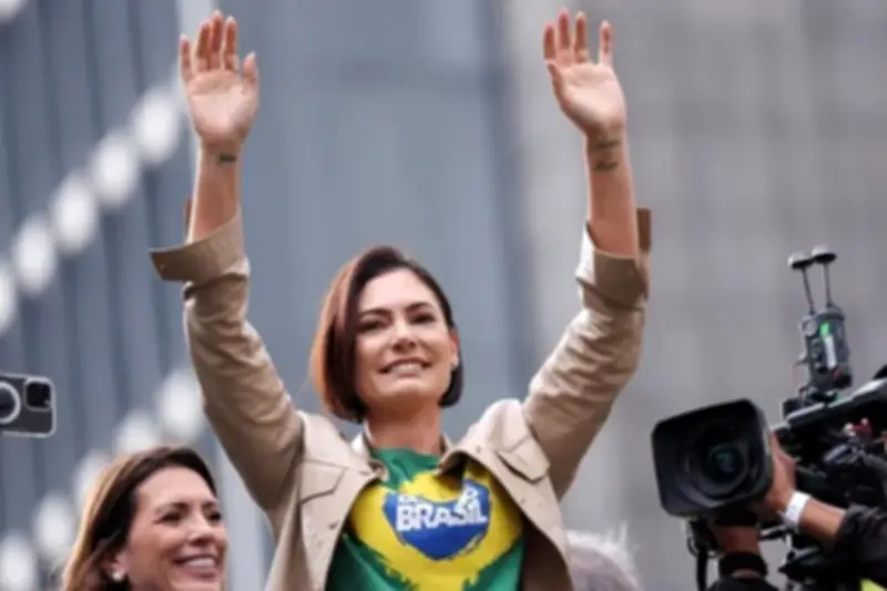 Michelle Bolsonaro tenta conter crise após elogiar programa de Lula