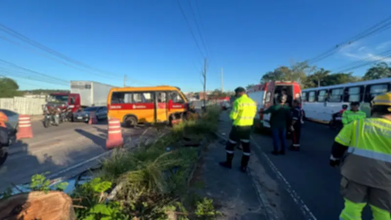 Micro-ônibus capota no Distrito Industrial de Manaus; 4 feridos