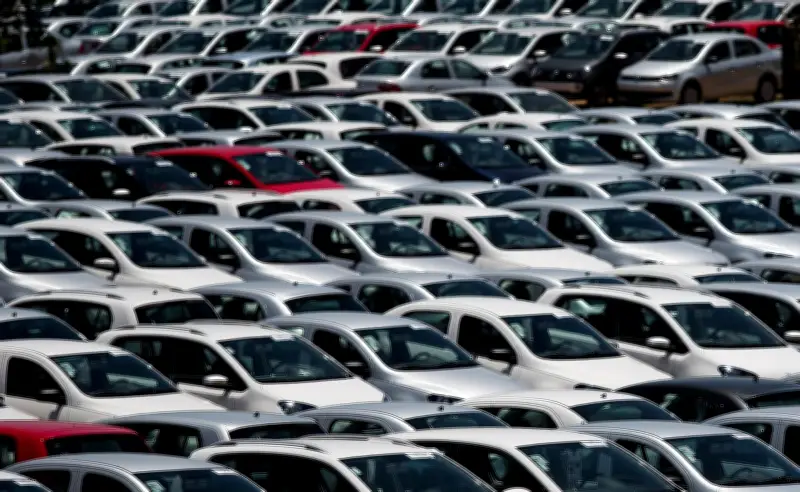 Milei zera imposto de exportação de carros na Argentina até 2027