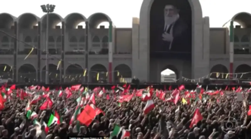Milhares de iranianos no 1º dia do funeral de Ali Khamenei