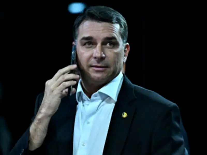 Moraes acolhe PGR e manda inquérito contra Flávio Bolsonaro de volta à PF