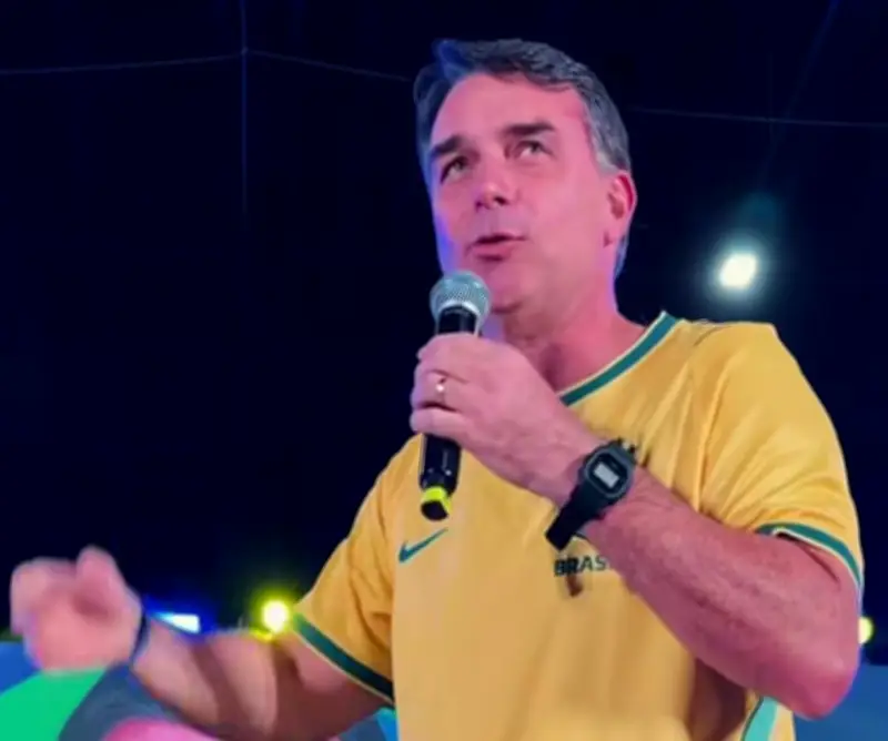 Moraes dá 10 dias para PF ouvir Flávio Bolsonaro sobre calúnia contra Lula