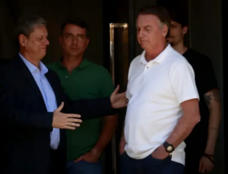 Moraes manda defesa de Bolsonaro entregar 10 armas em 48h