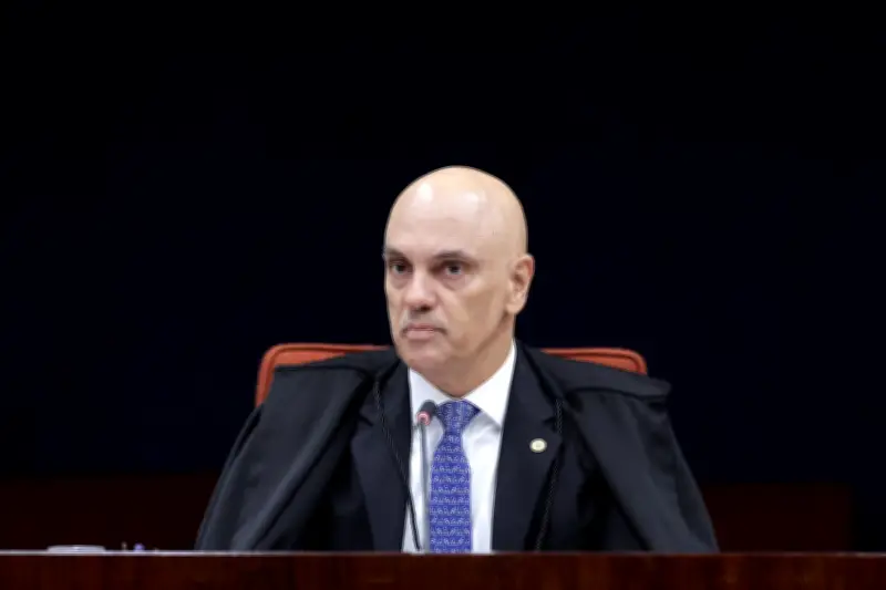 Moraes pede novo parecer da PGR sobre arma de Bolsonaro após inquérito