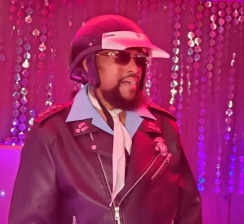 Morre Victor Willis, vocalista do Village People, aos 74 anos