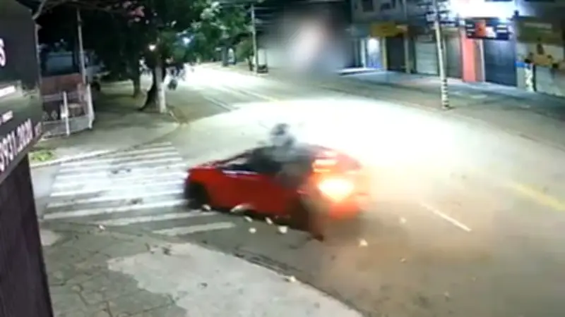 Motociclista é arremessado após bater em carro em São José dos Campos