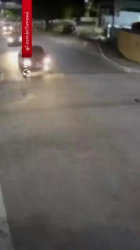 Motociclista avança sinal e bate em carro em Volta Redonda