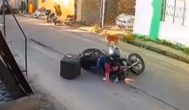 Motociclista cai em buraco e fica ferida na Zona Norte de Manaus