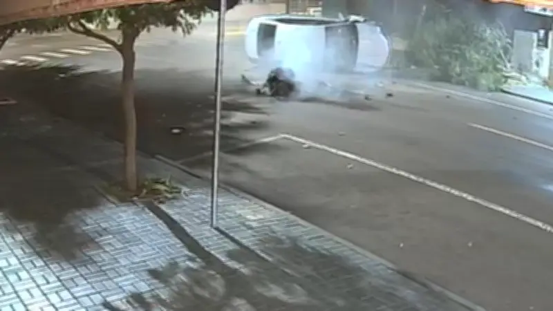 Motor de carro é arrancado após batida em árvore em Cascavel