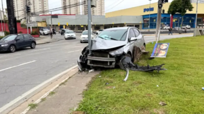 Motorista bate em poste na rotatória do Habib's em Mogi e recusa bafômetro