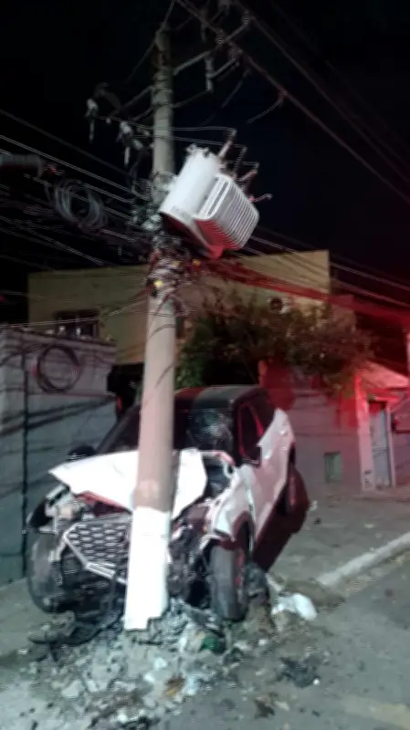 Motorista fica ferido após bater carro em poste em Volta Redonda