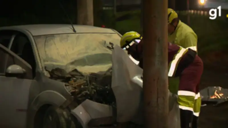 Motorista morre após bater carro em poste na freeway em Porto Alegre