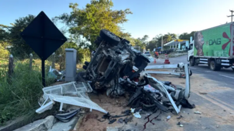 Motorista morre e dois ficam feridos em colisão de caminhões no CE