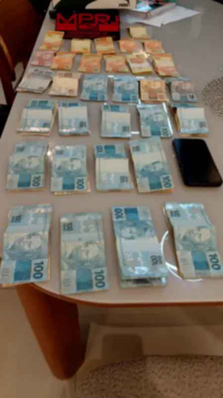 MPRJ cumpre 7 mandados contra PMs por propina do Comando Vermelho