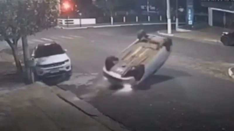 Mulher capota carro após assistir jogo do Brasil em Frutal (MG)