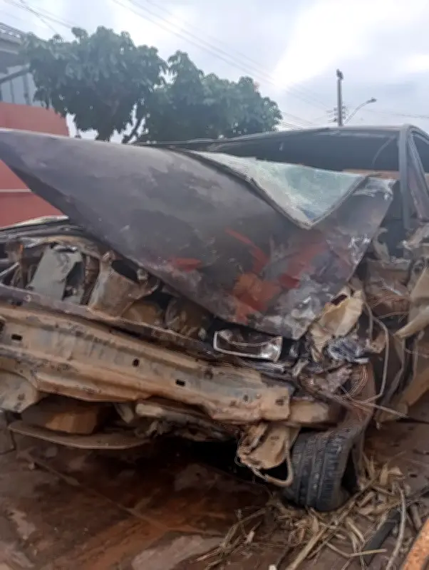 Mulher morre em acidente entre carro e carreta em Carlos Chagas