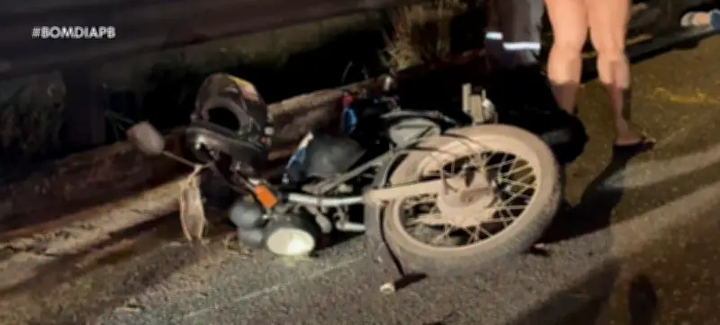 Mulher morre em colisão entre moto por app e carreta na BR-101 em João Pessoa