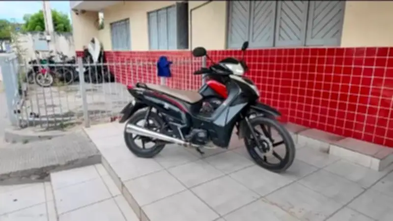 Mulher é presa após simular roubo de moto do namorado para esconder penhora