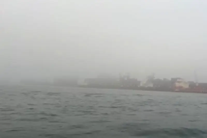 Nevoeiro intenso fecha Porto de Santos e interrompe travessias pelo 2º dia