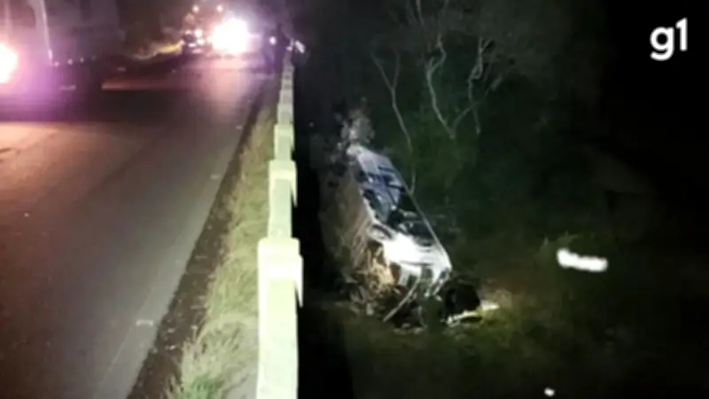 Ônibus cai de ponte no RS e deixa vários feridos graves