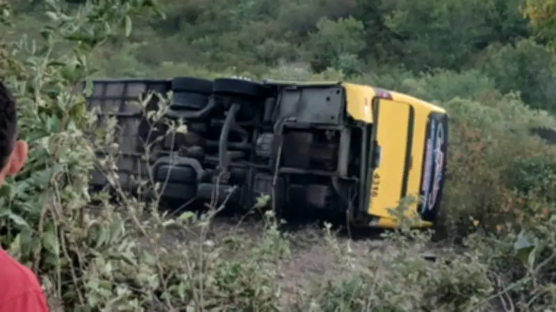 Ônibus com romeiros tomba em Canindé, deixa mortos e feridos