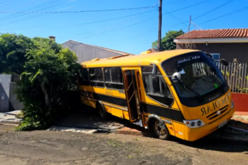 Ônibus escolar invade casa e quase atinge caminhão com gás no PR