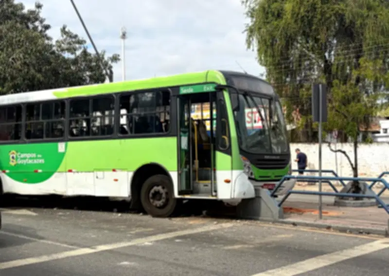 Ônibus invade ciclovia em Campos; motorista alega falha nos freios