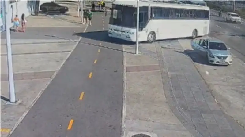 Ônibus invade pista de corrida no Maracanã e derruba poste
