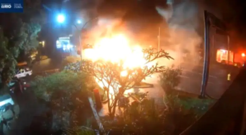 Ônibus pega fogo na saída do Túnel Rebouças e afeta trânsito na Zona Sul do Rio