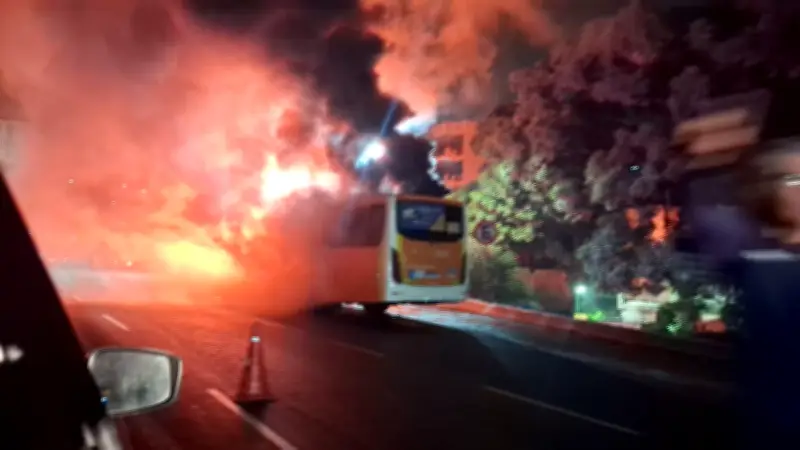 Ônibus pega fogo na saída do Túnel Rebouças, no Rio; ninguém se feriu