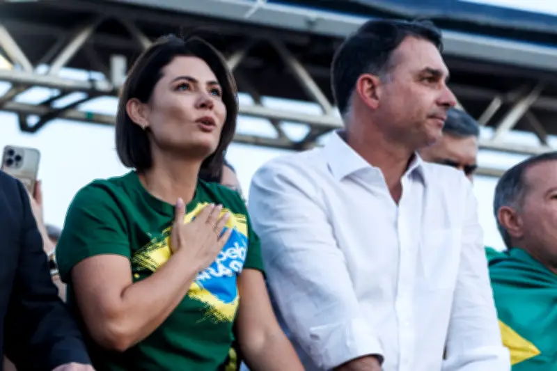 Nova tentativa de pacificar relação entre Michelle e Flávio Bolsonaro