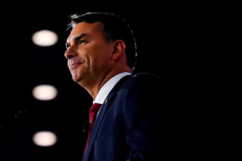 Operação da PF abala palanque de Flávio Bolsonaro no Rio