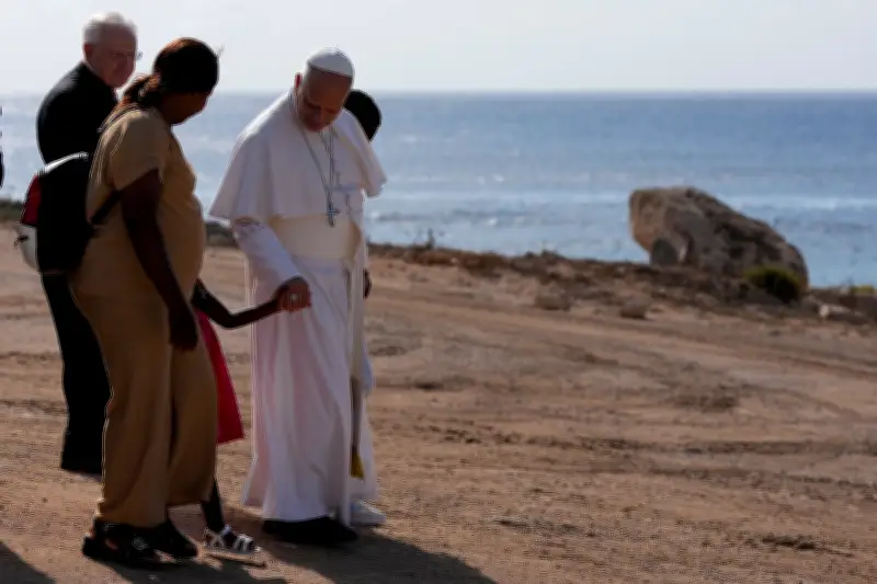 Papa Leão XIV visita Lampedusa e homenageia migrantes mortos no Mediterrâneo