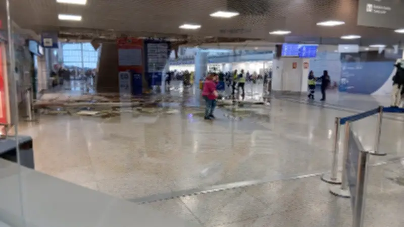 Parte do teto do Aeroporto Salgado Filho desaba em Porto Alegre