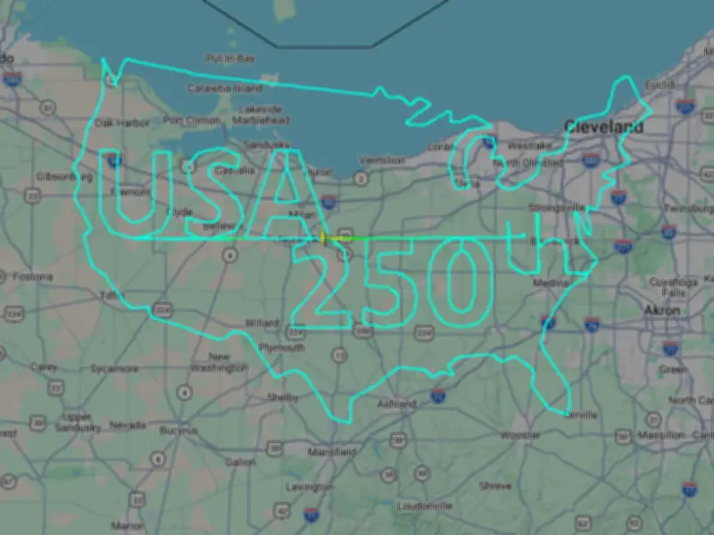 Piloto desenha 'USA 250th' no céu com rota de avião nos EUA