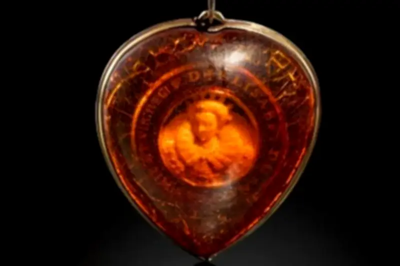 Pingente de Elizabeth I é reavaliado em até 27 vezes após descoberta