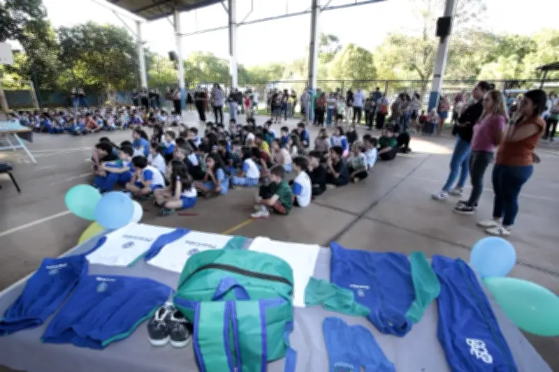 Piracicaba entrega uniformes após 1 ano e meio de atraso