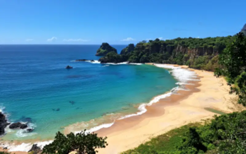 Praias de Noronha ficam sem guarda-vidas para capacitação