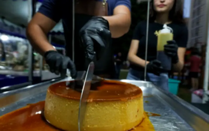 Pudim gigante de 5 kg viraliza e fatura R$ 25 mil em feiras de Goiânia