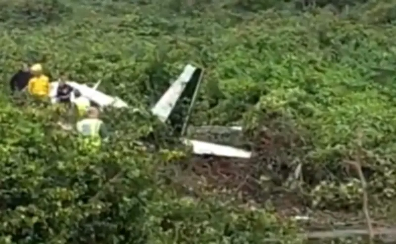 Queda de avião em Navegantes deixa dois feridos e risco de explosão